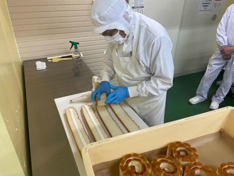 島根県出雲市のご当地パン「バラパン」。1 日 4000 個を作る素早い職人技がスゴイ！