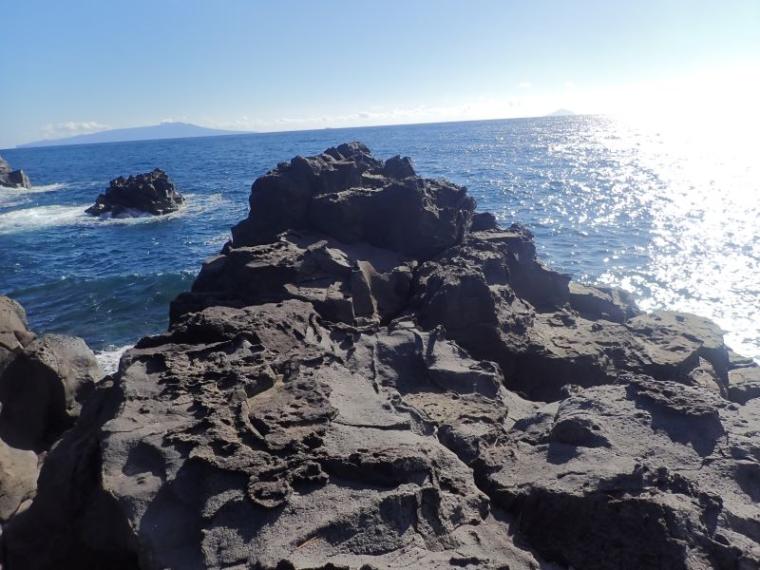 【静岡県伊東市・城ヶ崎海岸】まるっ! 自然の芸術“丸い石”の謎 どこでいつ見られるか解説