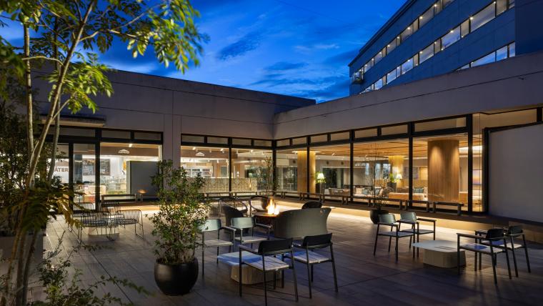 「シャトレーゼ ガトーキングダム せとうち」中庭