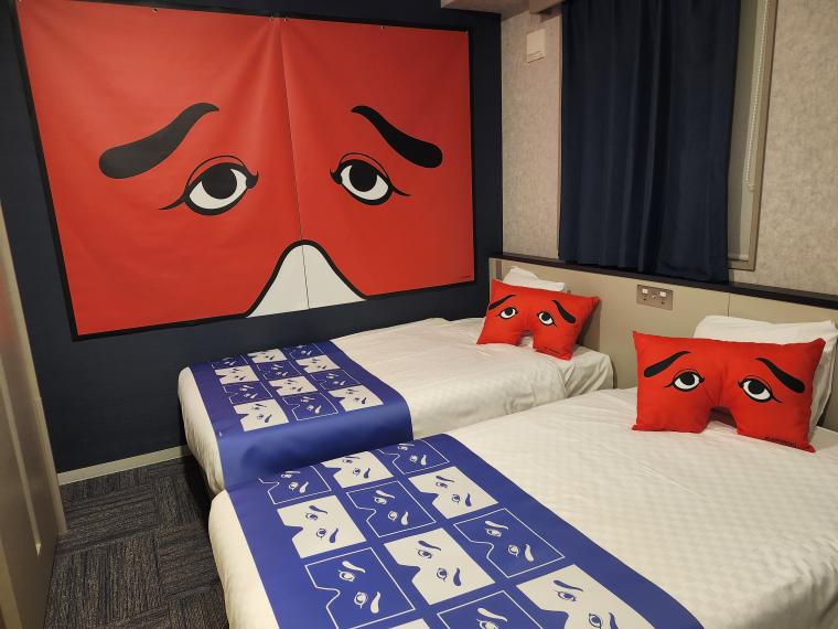 「変なホテル福岡 博多」にわかせんぺいコラボルーム