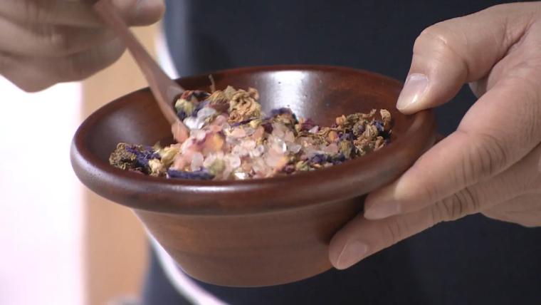 自然豊かな北アルプス麓のハーブ園でアロマバスソルト作り体験【ヘルジアン・ウッドThe Workshop】