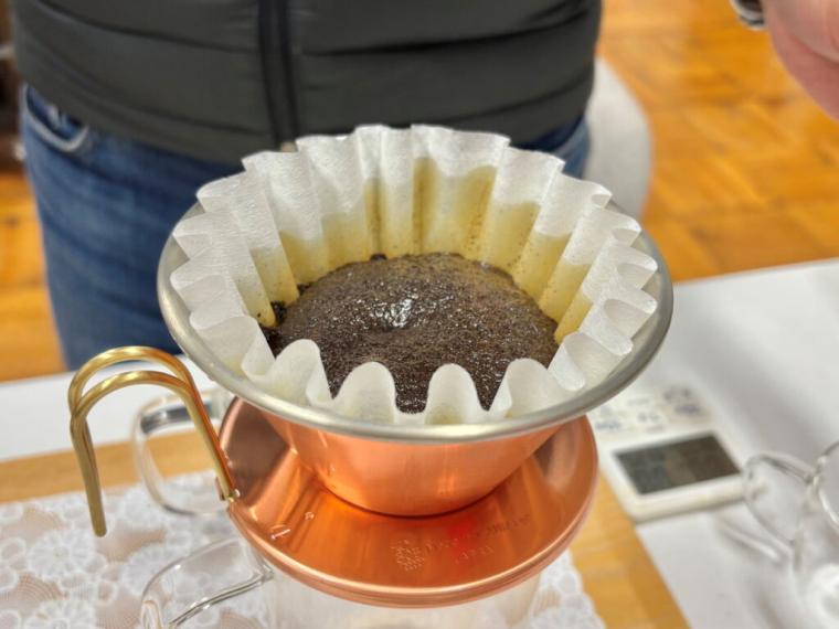 奥大山のきれいな水が生む澄んだコーヒー。廃校の理科室で焙煎される「奥大山の水洗い珈琲豆」｜鳥取県江府町