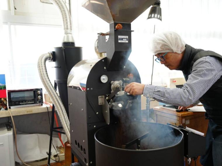 奥大山のきれいな水が生む澄んだコーヒー。廃校の理科室で焙煎される「奥大山の水洗い珈琲豆」｜鳥取県江府町