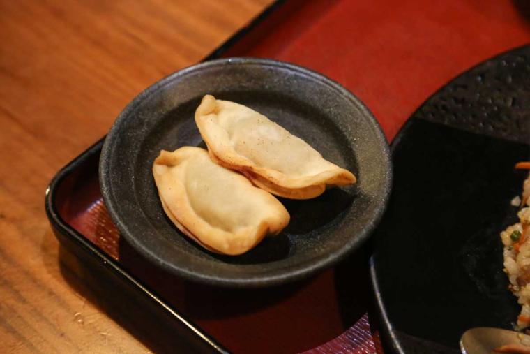 沖縄料理店で炒飯？！沖縄の伝統と現代のアレンジが融合「島唄と地料理 とぅばらーま」（那覇市）