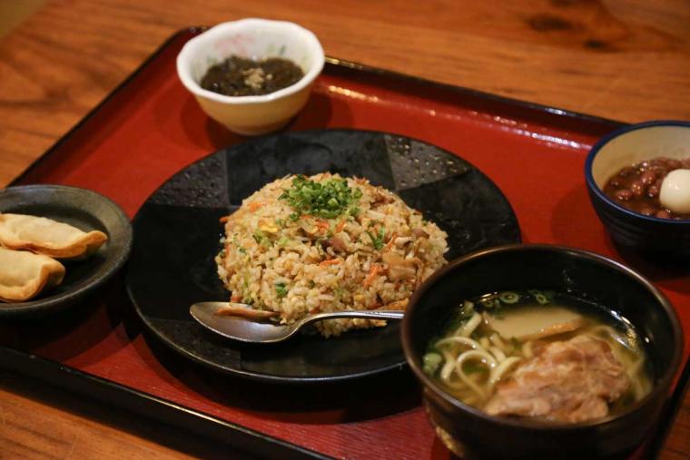 沖縄料理店で炒飯？！沖縄の伝統と現代のアレンジが融合「島唄と地料理 とぅばらーま」（那覇市）
