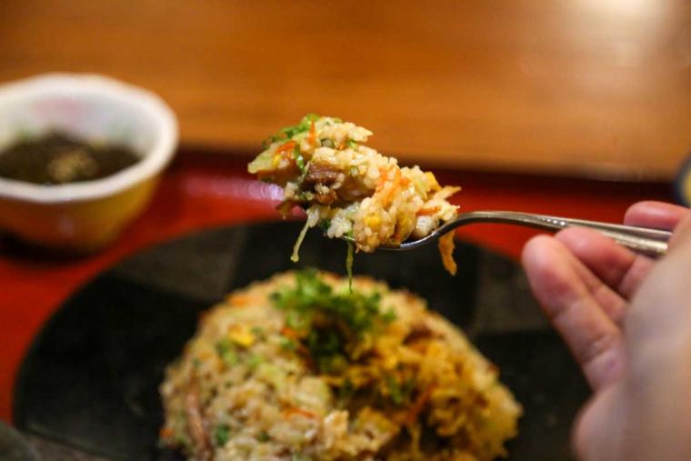 沖縄料理店で炒飯？！沖縄の伝統と現代のアレンジが融合「島唄と地料理 とぅばらーま」（那覇市）