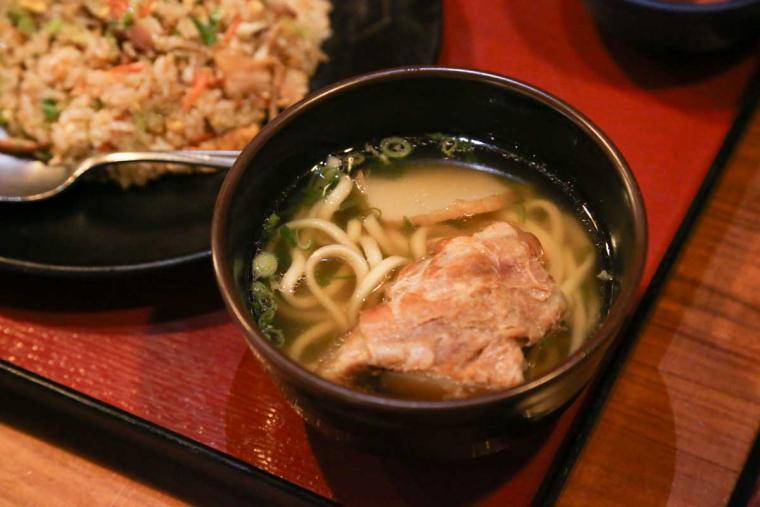 沖縄料理店で炒飯？！沖縄の伝統と現代のアレンジが融合「島唄と地料理 とぅばらーま」（那覇市）