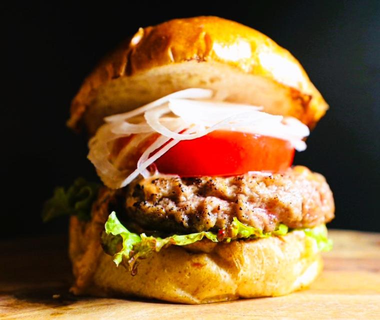 「GRAVITATE OSAKA」近江牛ゴールドバーガー