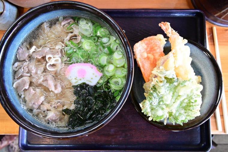 開店前から行列ができる人気店「手打ちうどん まるしん」香美市