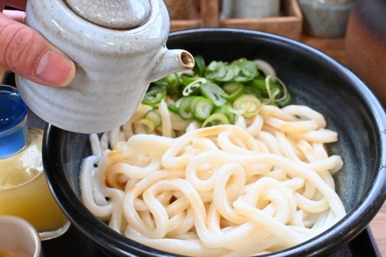 開店前から行列ができる人気店「手打ちうどん まるしん」香美市