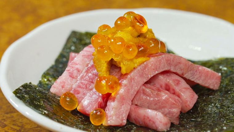 鳥取県鳥取市の炭火焼肉店自慢の贅沢ランチ、牛肉のひつまぶし！　脂が溶け出すお茶漬けまで絶品！