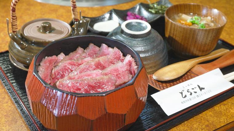 鳥取県鳥取市の炭火焼肉店自慢の贅沢ランチ、牛肉のひつまぶし！　脂が溶け出すお茶漬けまで絶品！