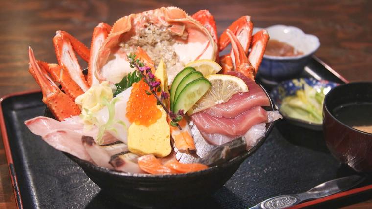 ベニズワイガニ一枚まるごと！　漁業の町・鳥取県境港市、毎朝漁師から仕入れる海の幸が盛られた海鮮丼のお店
