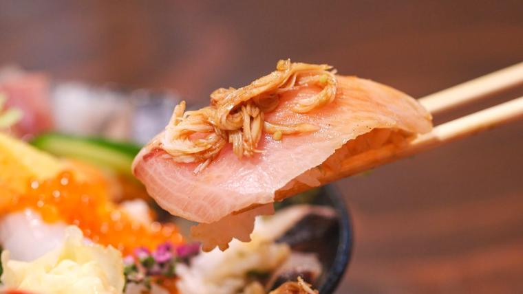 ベニズワイガニ一枚まるごと！　漁業の町・鳥取県境港市、毎朝漁師から仕入れる海の幸が盛られた海鮮丼のお店