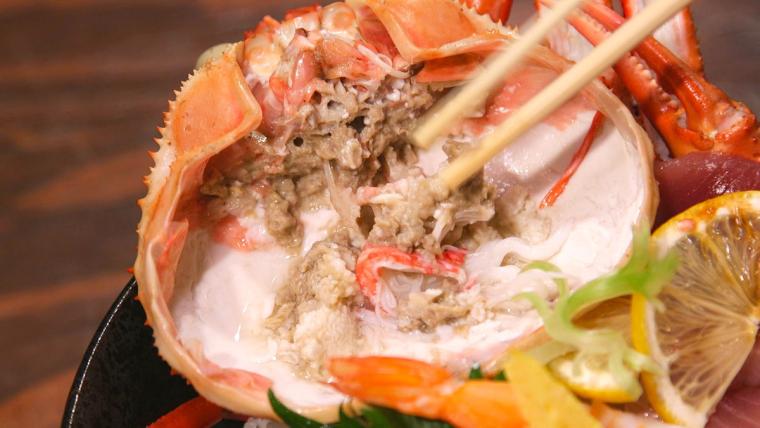 ベニズワイガニ一枚まるごと！　漁業の町・鳥取県境港市、毎朝漁師から仕入れる海の幸が盛られた海鮮丼のお店
