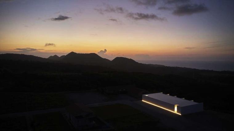 極上の時間がゆったり流れる真っ白なミニマルデザインホテル「EMIL NAKIJIN」（今帰仁村）