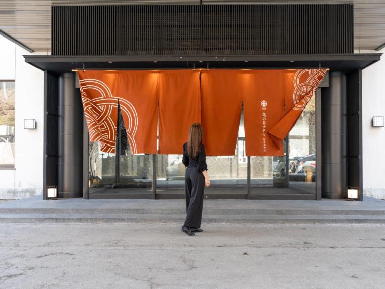 「亀の井ホテル 日光湯西川」がオールインクルーシブに！囲炉裏料理と温泉で元気がみなぎる滞在を 