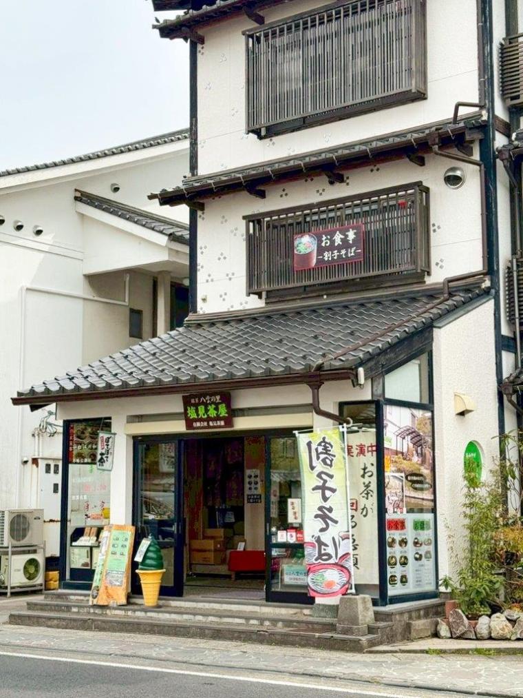 島根県松江市・松江城のお堀端にあるテラス席でお茶と食事を楽しめるお茶屋さん！