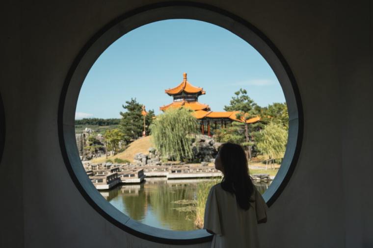 SNSで注目、鳥取県東伯郡湯梨浜町にある美しい中国庭園！まるで海外のような、丸窓からのぞくカラフルで素敵な景色