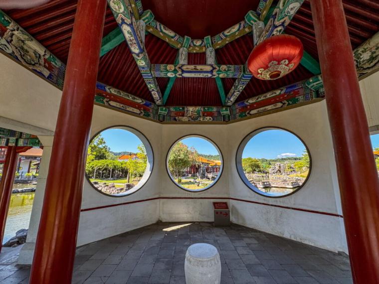 SNSで注目、鳥取県東伯郡湯梨浜町にある美しい中国庭園！まるで海外のような、丸窓からのぞくカラフルで素敵な景色