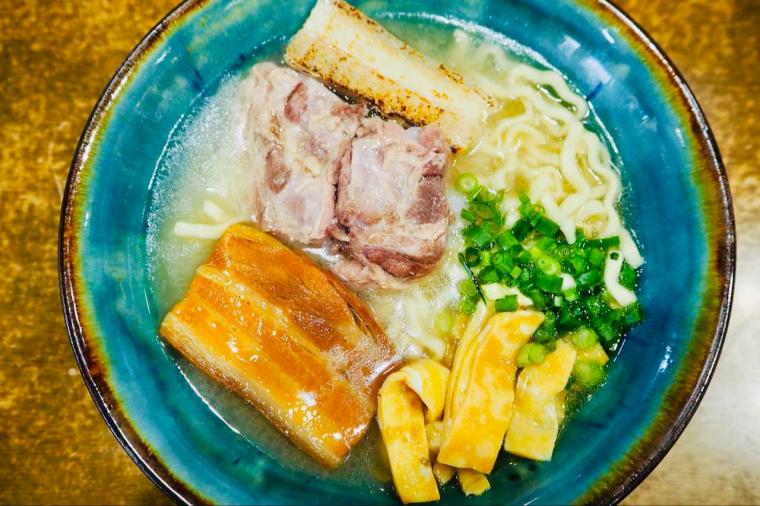 【沖縄】「こってり」or「あっさり」2種を選べて12時間かけて取ったダシが絶品！「おきなわそば ヨネハマ」（宜野湾市）