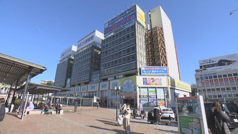 【静岡県熱海市・熱海第一ビル】駅前ビルで昭和にタイムスリップ! 名物「ネコの舌」とは？