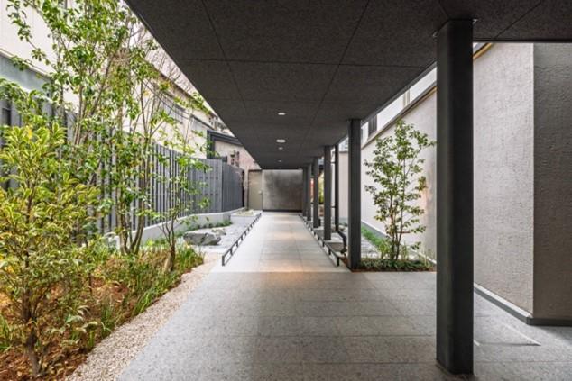 「&Here OSAKA NAMBA」通り庭