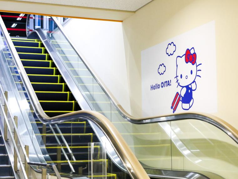 「大分ハローキティ空港」到着エスカレーター