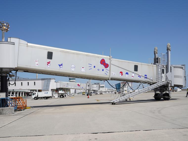 「大分ハローキティ空港」旅客搭乗橋1