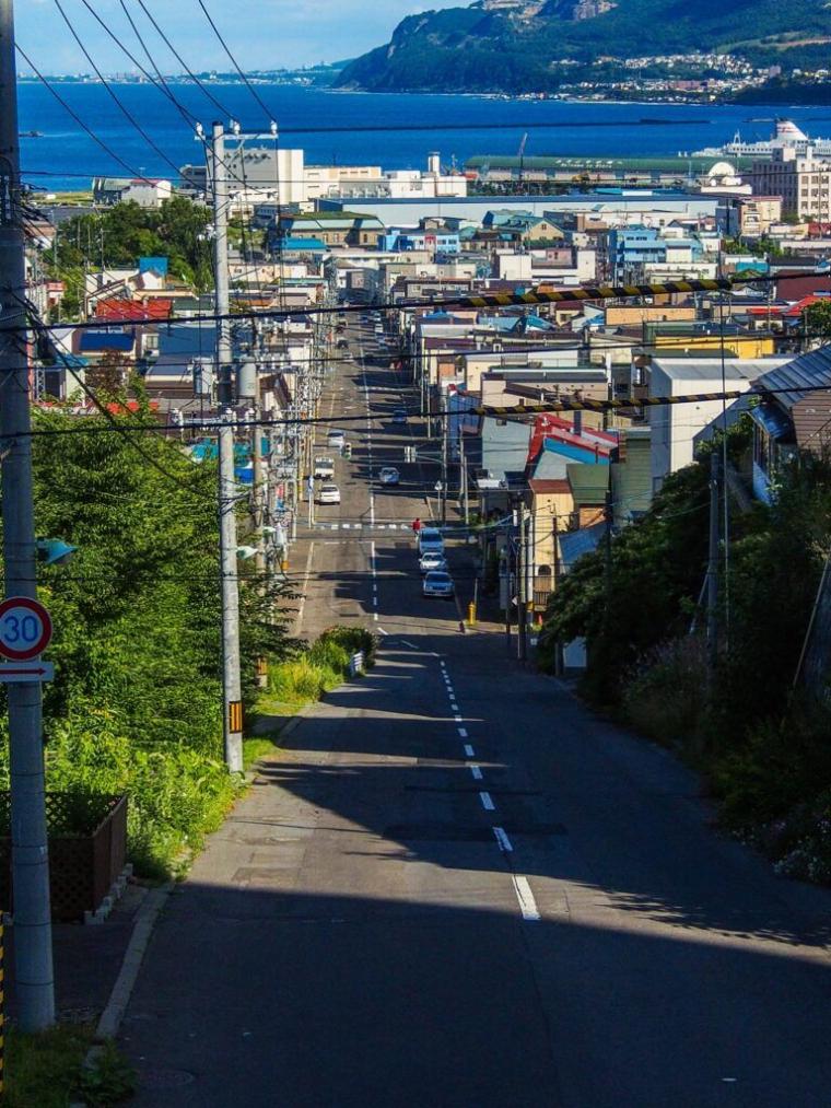 「人はなぜ海の見える坂を登るのか」爽快感のある景色…難易度別の“坂”レポ【北海道・小樽】