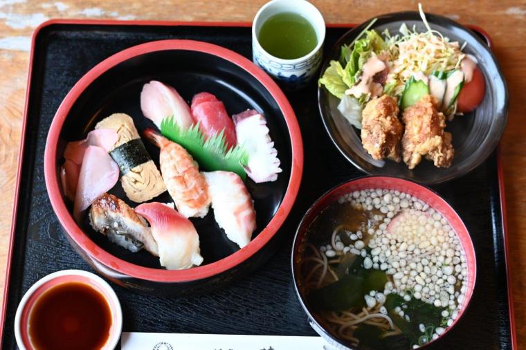ボリューム満点！豪華海鮮丼「活魚レストラン 藤」芸西村