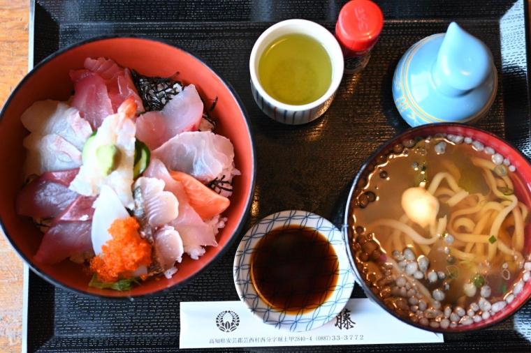ボリューム満点！豪華海鮮丼「活魚レストラン 藤」芸西村