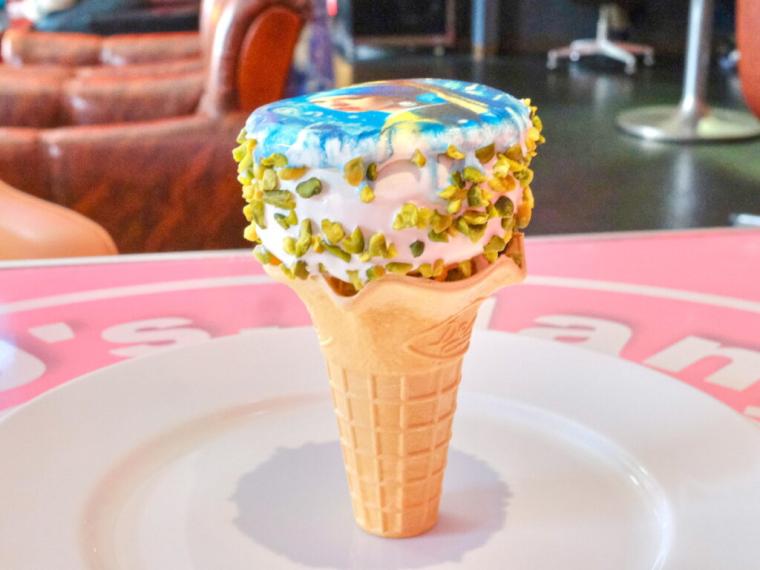 新・鳥取県立美術館の誕生に合わせたメニュー 世界初！？絵画が描かれたアートなソフトクリーム