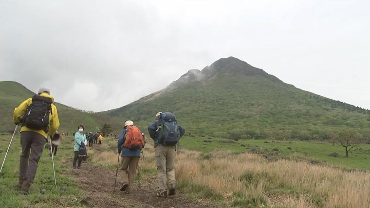 由布岳で山開き 尾畠さんが登山者に杖をプレゼント