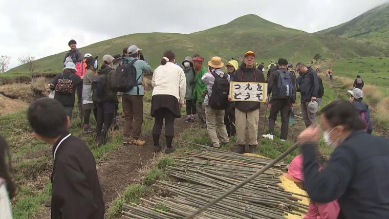 由布岳で山開き 尾畠さんが登山者に杖をプレゼント