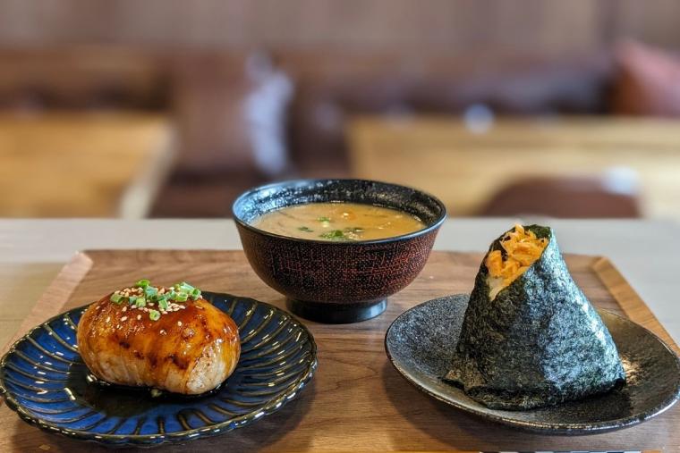 沖縄を味わい尽くす！2025 年沖縄グルメ店ランキング TOP30【地域別】地元ローカルも観光客も食欲を満たせる名店