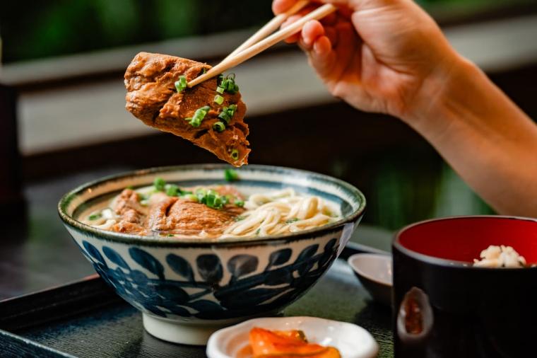 沖縄を味わい尽くす！2025 年沖縄グルメ店ランキング TOP30【地域別】地元ローカルも観光客も食欲を満たせる名店