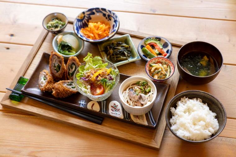 沖縄を味わい尽くす！2025 年沖縄グルメ店ランキング TOP30【地域別】地元ローカルも観光客も食欲を満たせる名店