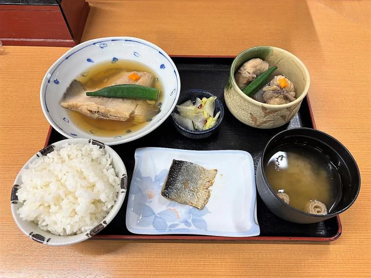 朝5時30 分から行列も…漁師も通う新湊漁港そばの海鮮グルメ【きときと食堂】