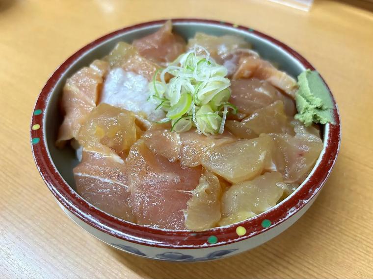 朝5時30 分から行列も…漁師も通う新湊漁港そばの海鮮グルメ【きときと食堂】