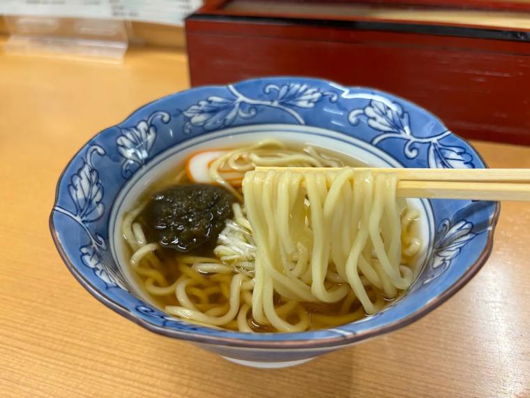 朝5時30 分から行列も…漁師も通う新湊漁港そばの海鮮グルメ【きときと食堂】