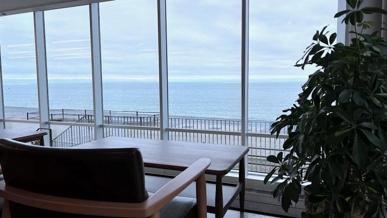 紺青の日本海を見わたす絶景カフェ【今日もかえりたい。】朝日町ヒスイ海岸で味わう完熟メロンの贅沢スイーツ