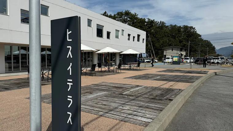 紺青の日本海を見わたす絶景カフェ【今日もかえりたい。】朝日町ヒスイ海岸で味わう完熟メロンの贅沢スイーツ