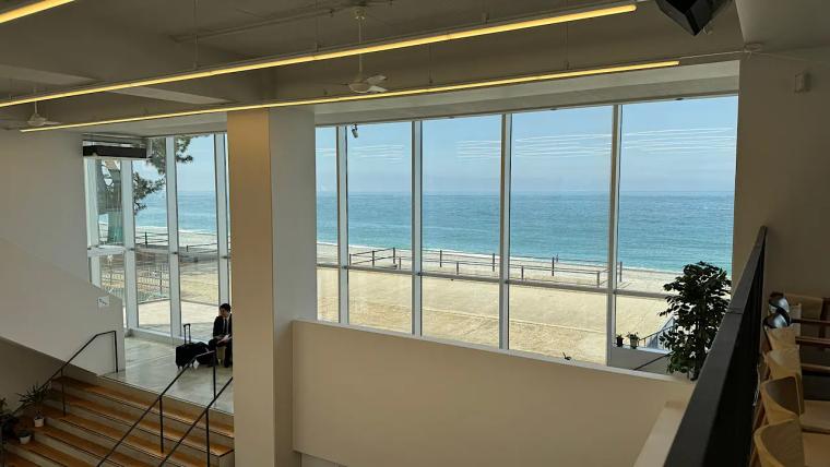 紺青の日本海を見わたす絶景カフェ【今日もかえりたい。】朝日町ヒスイ海岸で味わう完熟メロンの贅沢スイーツ