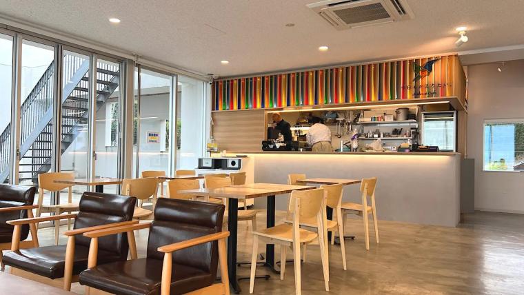 紺青の日本海を見わたす絶景カフェ【今日もかえりたい。】朝日町ヒスイ海岸で味わう完熟メロンの贅沢スイーツ