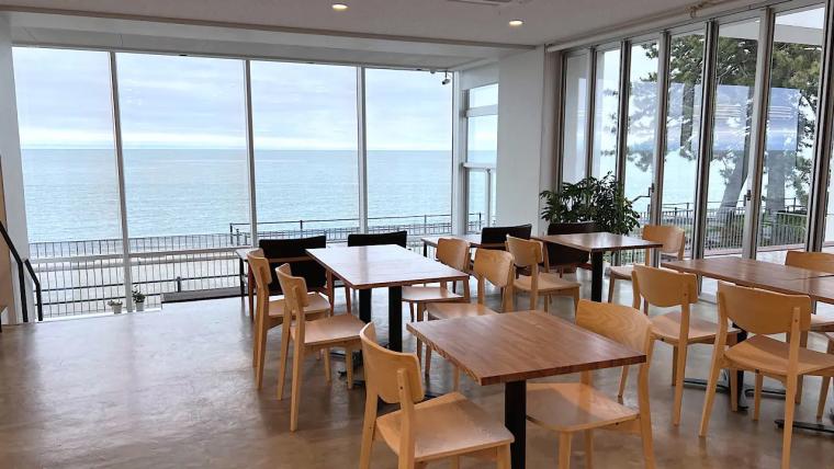 紺青の日本海を見わたす絶景カフェ【今日もかえりたい。】朝日町ヒスイ海岸で味わう完熟メロンの贅沢スイーツ
