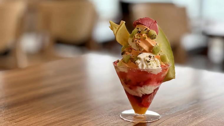 紺青の日本海を見わたす絶景カフェ【今日もかえりたい。】朝日町ヒスイ海岸で味わう完熟メロンの贅沢スイーツ