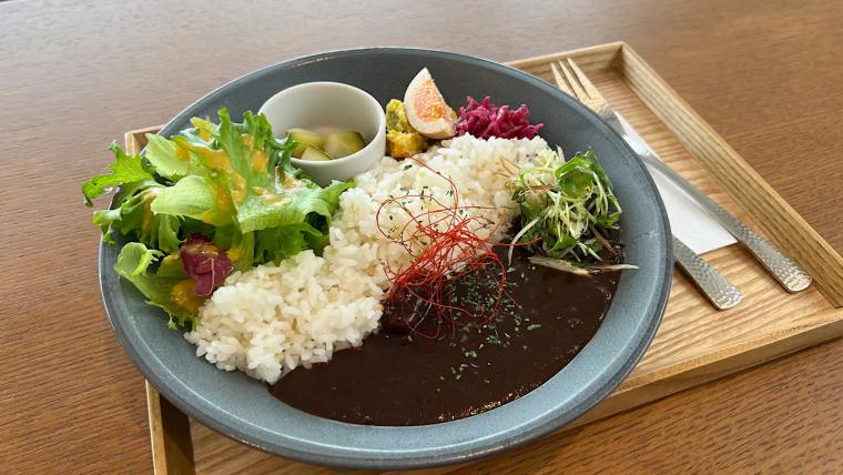 紺青の日本海を見わたす絶景カフェ【今日もかえりたい。】朝日町ヒスイ海岸で味わう完熟メロンの贅沢スイーツ