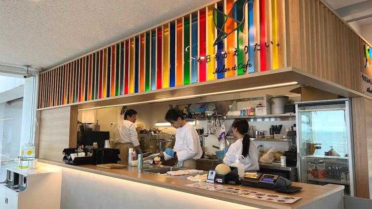 紺青の日本海を見わたす絶景カフェ【今日もかえりたい。】朝日町ヒスイ海岸で味わう完熟メロンの贅沢スイーツ