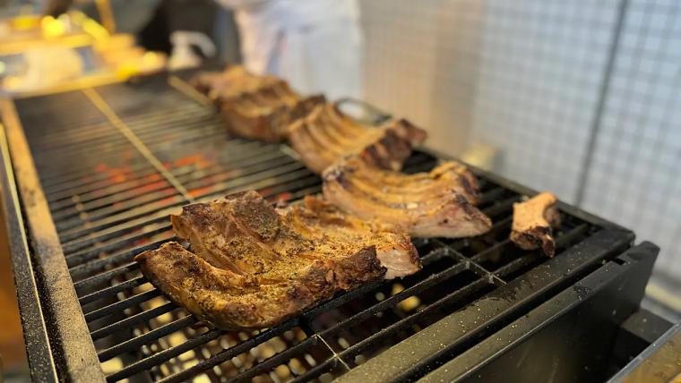 富山城見下ろすガーデンテラスで乾杯！【ANA クラウンプラザホテル富山 ビアガーデン】11 種類のビール＆パワフルなお肉とアジアンビュッフェ